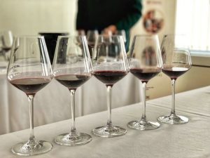Entrevista a Pablo Alvarez, copas de vino tinto